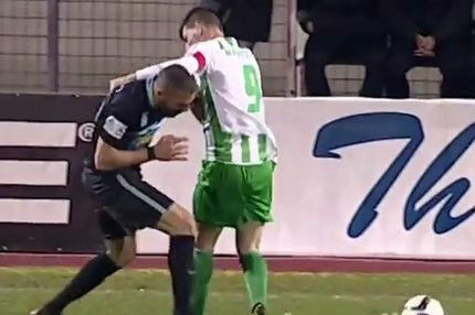 Η αγκωνιά του Μάντζιου στον Κοτσώνη (VIDEO)