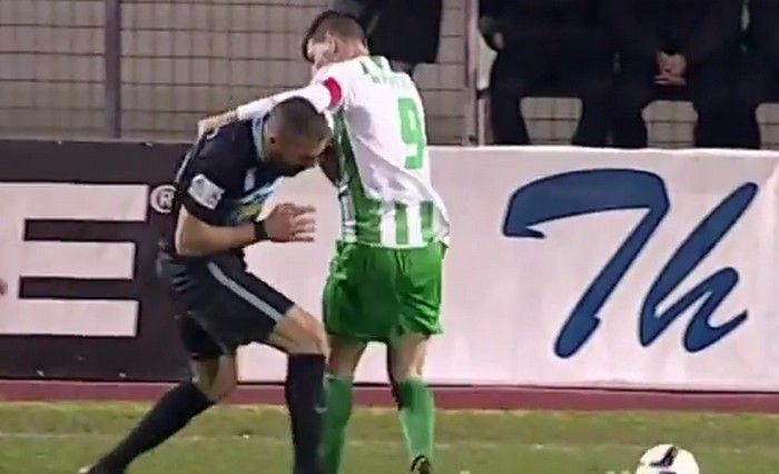 Η αγκωνιά του Μάντζιου στον Κοτσώνη (VIDEO)