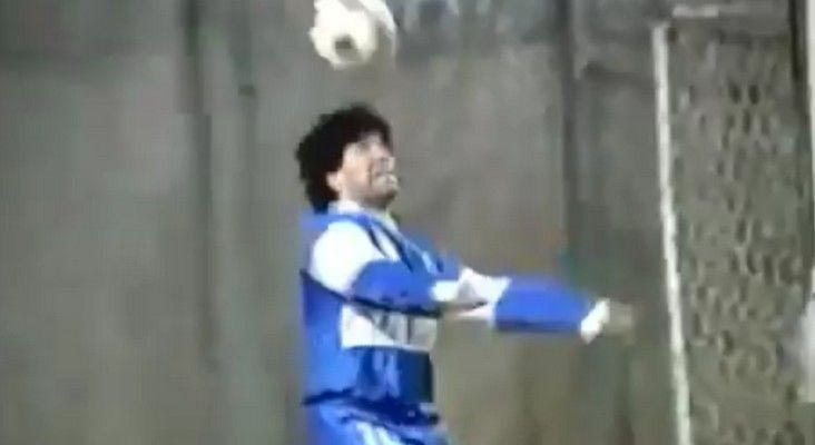 VIDEO Ντοκουμέντο: Ο Μαραντόνα με λυμένα κορδόνια και σε χώμα, παραδίδει μαθήματα ποδοσφαίρου