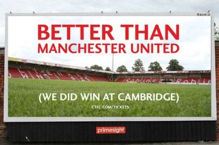 Η Τσέλτεναμ Τάουν τρολάρει τη Γιουνάιτεντ