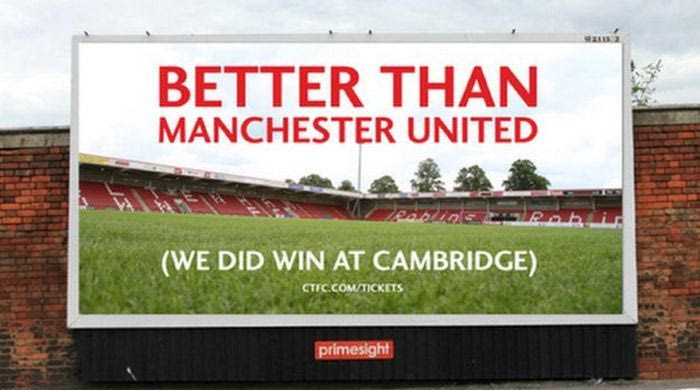 Η Τσέλτεναμ Τάουν τρολάρει τη Γιουνάιτεντ