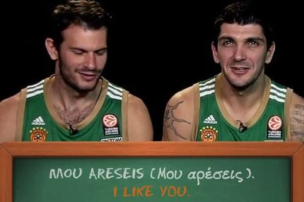 Ο “δάσκαλος” Φώτσης μαθαίνει το σωστό “greek καμάκι” στον Μπατίστα (VIDEO)