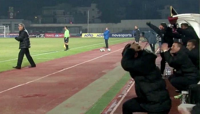 Δείτε ΚΑΡΕ-ΚΑΡΕ τις αντιδράσεις του Αγγελου Αναστασιάδη στον πάγκο (VIDEO)