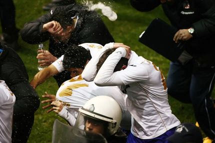 Σκυμμένα κεφάλια, πανηγυρισμοί, μπουκάλια: Καρέ – καρέ το φινάλε στη Λεωφόρο (PHOTOS)