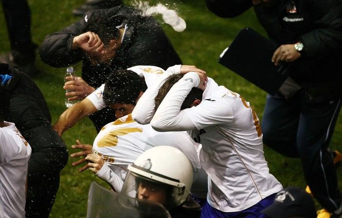 Σκυμμένα κεφάλια, πανηγυρισμοί, μπουκάλια: Καρέ – καρέ το φινάλε στη Λεωφόρο (PHOTOS)