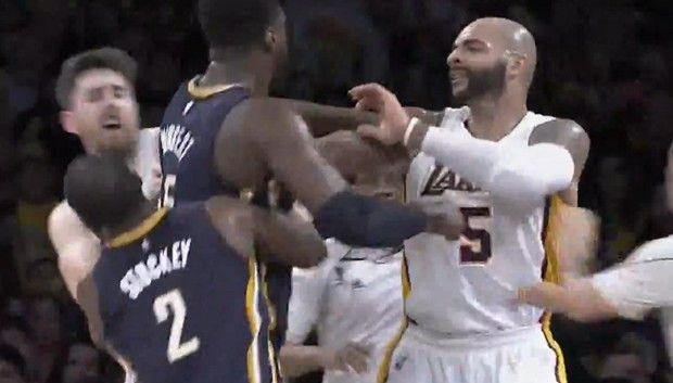 Νεύρα, ένταση και ξύλο στο Λέικερς – Πέισερς (VIDEO)