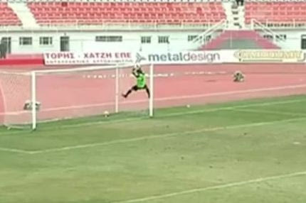 Έκανε μονόζυγο αντί να αποκρούσει! (VIDEO)