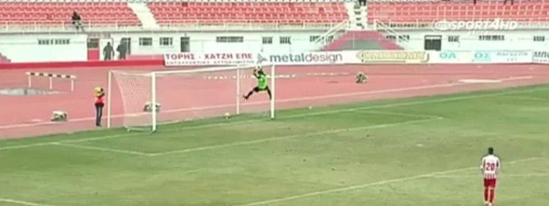 Έκανε μονόζυγο αντί να αποκρούσει! (VIDEO)