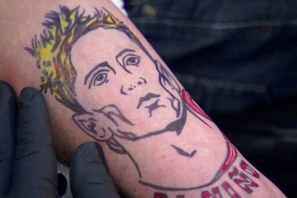 Έκανε τατουάζ τον Τόρες ύστερα από χαμένο στοίχημα (PHOTO & VIDEO)