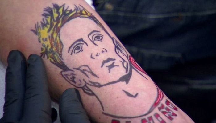 Έκανε τατουάζ τον Τόρες ύστερα από χαμένο στοίχημα (PHOTO & VIDEO)