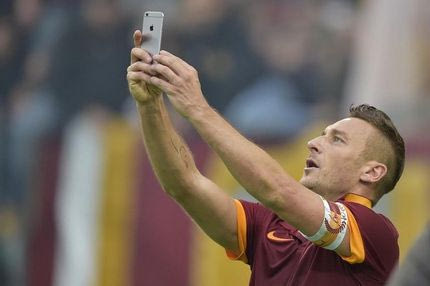 Οι τσαμπουκάδες, το μπλουζάκι και ο διάδοχος του Τότι κόντρα στη Λάτσιο (VIDEO)