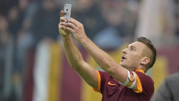 Οι τσαμπουκάδες, το μπλουζάκι και ο διάδοχος του Τότι κόντρα στη Λάτσιο (VIDEO)