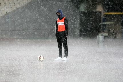 Άνοιξαν οι ουρανοί στο ΟΑΚΑ, διακοπή και μαύρο στο ματς της ΑΕΚ (VIDEOS)