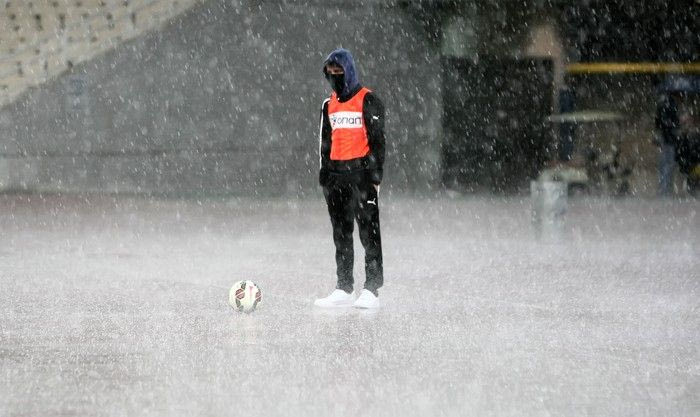 Άνοιξαν οι ουρανοί στο ΟΑΚΑ, διακοπή και μαύρο στο ματς της ΑΕΚ (VIDEOS)