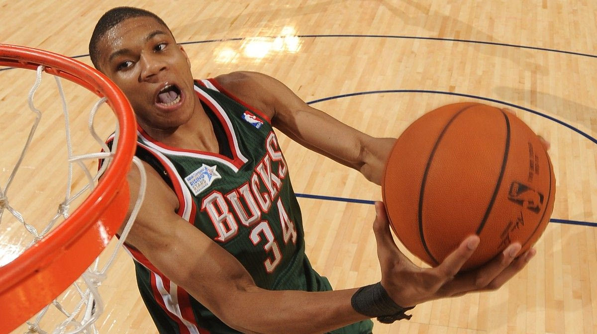 ΚΟΡΥΦΗ στο top 10 καρφωμάτων ο Αντετοκούνμπο (VIDEO)