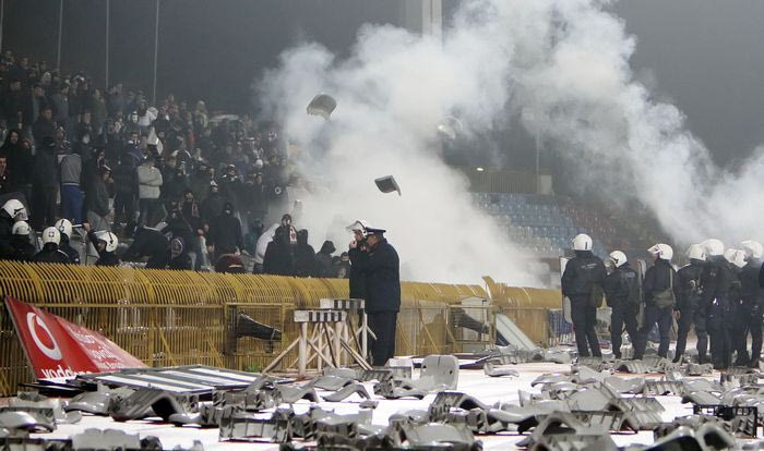 Επεισόδια και προσωρινή διακοπή στο ΑΕΛ – Ολυμπιακός Βόλου
