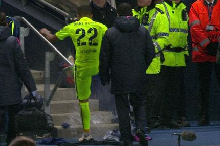 Έξαλλος ο Άλβες στην αλλαγή του (VIDEO)