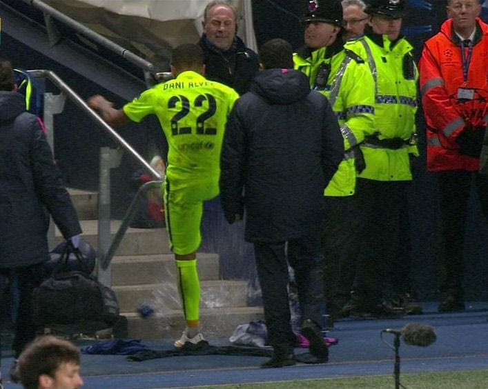 Έξαλλος ο Άλβες στην αλλαγή του (VIDEO)