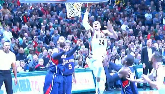 O “Superman” Αντετοκούνμπο στη 2η θέση του Top10 (VIDEO)