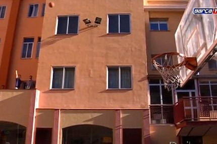 Ο Σατοράνσκι το βάζει από το… μπαλκόνι (VIDEO)