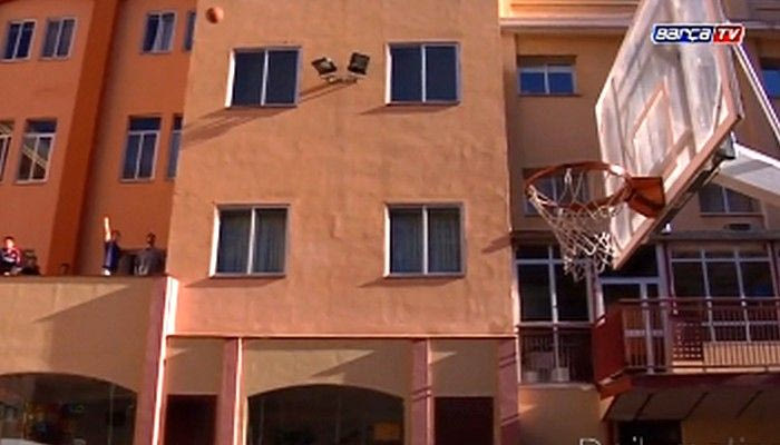 Ο Σατοράνσκι το βάζει από το… μπαλκόνι (VIDEO)