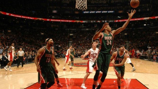 Το σόου του Αντετοκούνμπο κόντρα στους Ράπτορς (VIDEO)