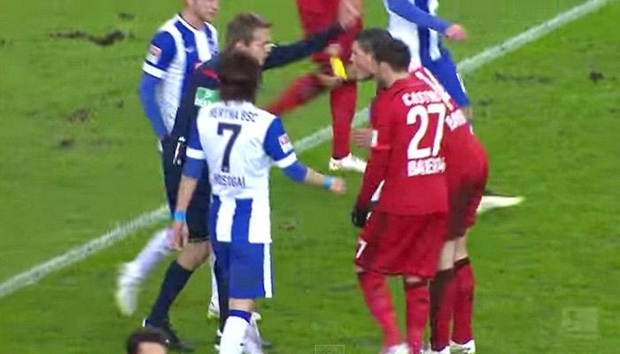 Διαιτητής με… μανταλάκια στα χέρια (VIDEO)