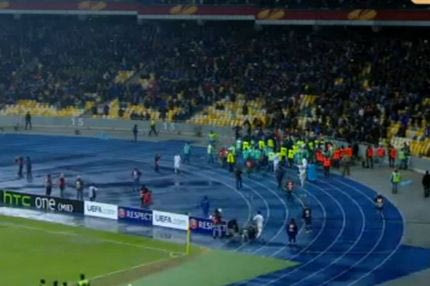 Εισβολή οπαδών στο Ντιναμό-Γκινγκάμπ (VIDEOS)
