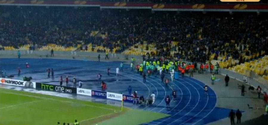 Εισβολή οπαδών στο Ντιναμό-Γκινγκάμπ (VIDEOS)
