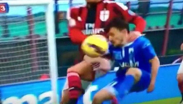 Το πιο γελοίο φάουλ της ιστορίας (VIDEO)