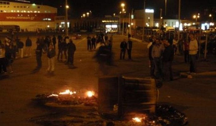 Επεισόδια στο λιμάνι ανάμεσα σε οπαδούς Ολυμπιακού και ΑΕΚ!