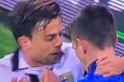 Έπιασε από τον λαιμό τον διαιτητή (VIDEO)