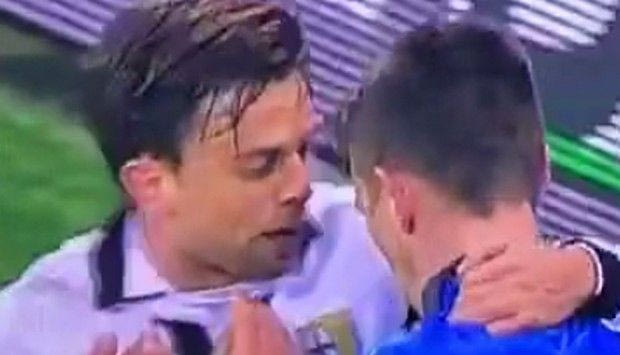 Έπιασε από τον λαιμό τον διαιτητή (VIDEO)