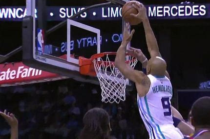 Εξωπραγματικός Χέντερσον: Κατακτά την κορυφή με μαγικό alley oop κάρφωμα (VIDEO)