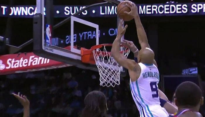 Εξωπραγματικός Χέντερσον: Κατακτά την κορυφή με μαγικό alley oop κάρφωμα (VIDEO)