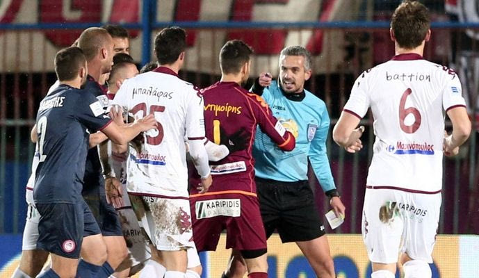 Ποδόσφαιρο στην Ελλάδα: Κουφάρι που το τρώνε τα όρνια