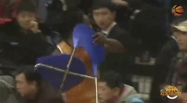 Καρέκλα στην κερκίδα ο Ουέιφερ! (VIDEO)