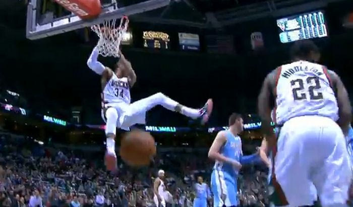 Ξανά στο Top-10 ο Αντετοκούνμπο (VIDEO)