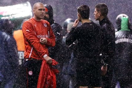 Φωτοβολίδα χτύπησε τον Κασάμι (VIDEO)