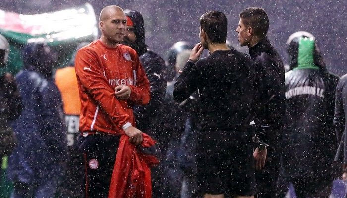 Φωτοβολίδα χτύπησε τον Κασάμι (VIDEO)