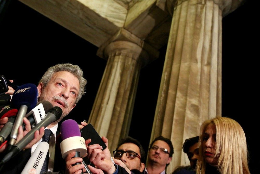 Ασ’ τον τρελό στην τρέλα του