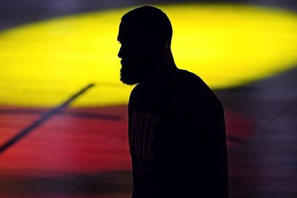 Ο ‘dark knight’ Λεμπρόν Τζέιμς κυνηγά στο σκοτάδι τον δολοφόνο της φίλης του