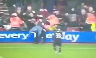 Τον πήρε και τον σήκωσε τον οπαδό! (VIDEO)