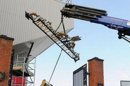 Το “You ‘ll never walk alone” ξεκρεμάστηκε από το Άνφιλντ