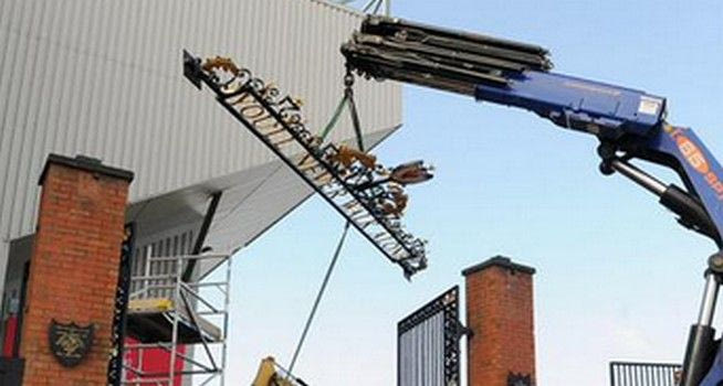 Το “You ‘ll never walk alone” ξεκρεμάστηκε από το Άνφιλντ