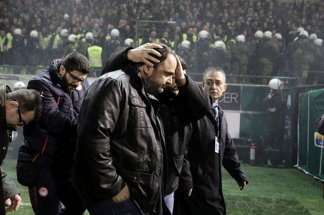 Φωτοβολίδα περνά ξυστά από το κεφάλι του Μαρινάκη (VIDEO)