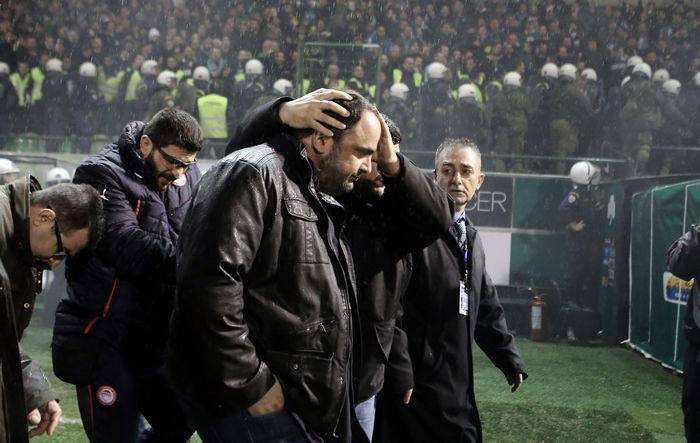 Φωτοβολίδα περνά ξυστά από το κεφάλι του Μαρινάκη (VIDEO)