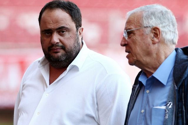 Ένταση κατά την άφιξη του Ολυμπιακού στη Θεσσαλονίκη. Μαζί με την αποστολή ο Μαρινάκης