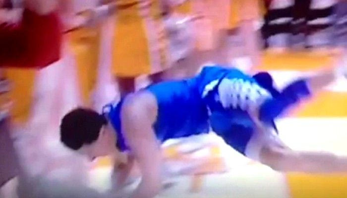 Παίκτης του Κεντάκι “ισοπεδώνεi” μαζορέτα! (VIDEO)