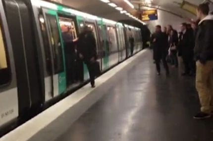 Οπαδοί της Τσέλσι πέταξαν μαύρο επιβάτη έξω από το μετρό (VIDEO)